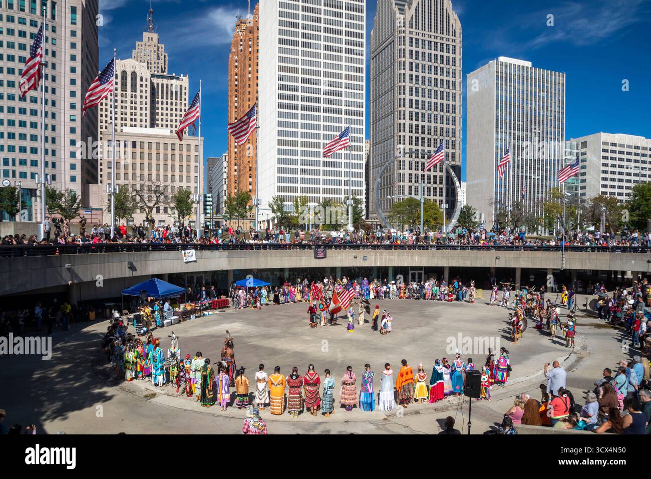 Detroit, Michigan, USA. Oktober 2025. Am Tag der Indigenen hielten Indianerstämme einen Pow Wow in der Innenstadt von Detroit ab. Die Stadt Detroit (ursprünglich Waawiyatanong) erkennt den Tag als Tag der Indigenen an, während die Bundesregierung den Tag nur als Columbus Day bezeichnet. Quelle: Jim West/Alamy Live News Stockfoto