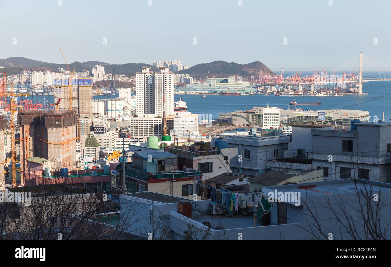 Busan, Südkorea - 13. März 2018: Küstenstadt von Busan, IndustrieHafenviertel, aus der Vogelperspektive Stockfoto