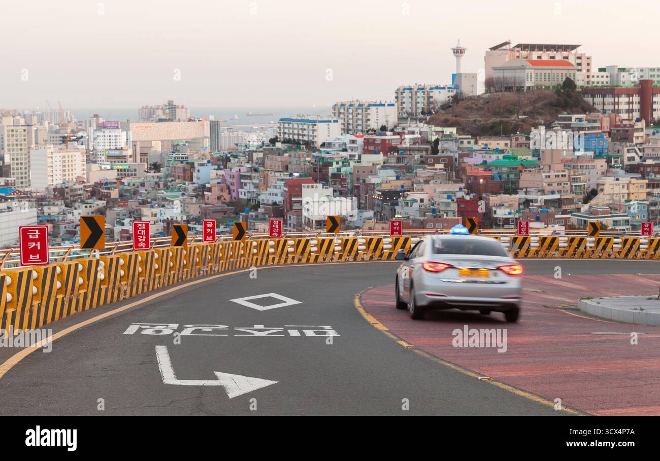 Busan, Südkorea - 13. März 2018: Stadtbild von Busan, Straßenansicht mit einem LKW auf der Straße Stockfoto