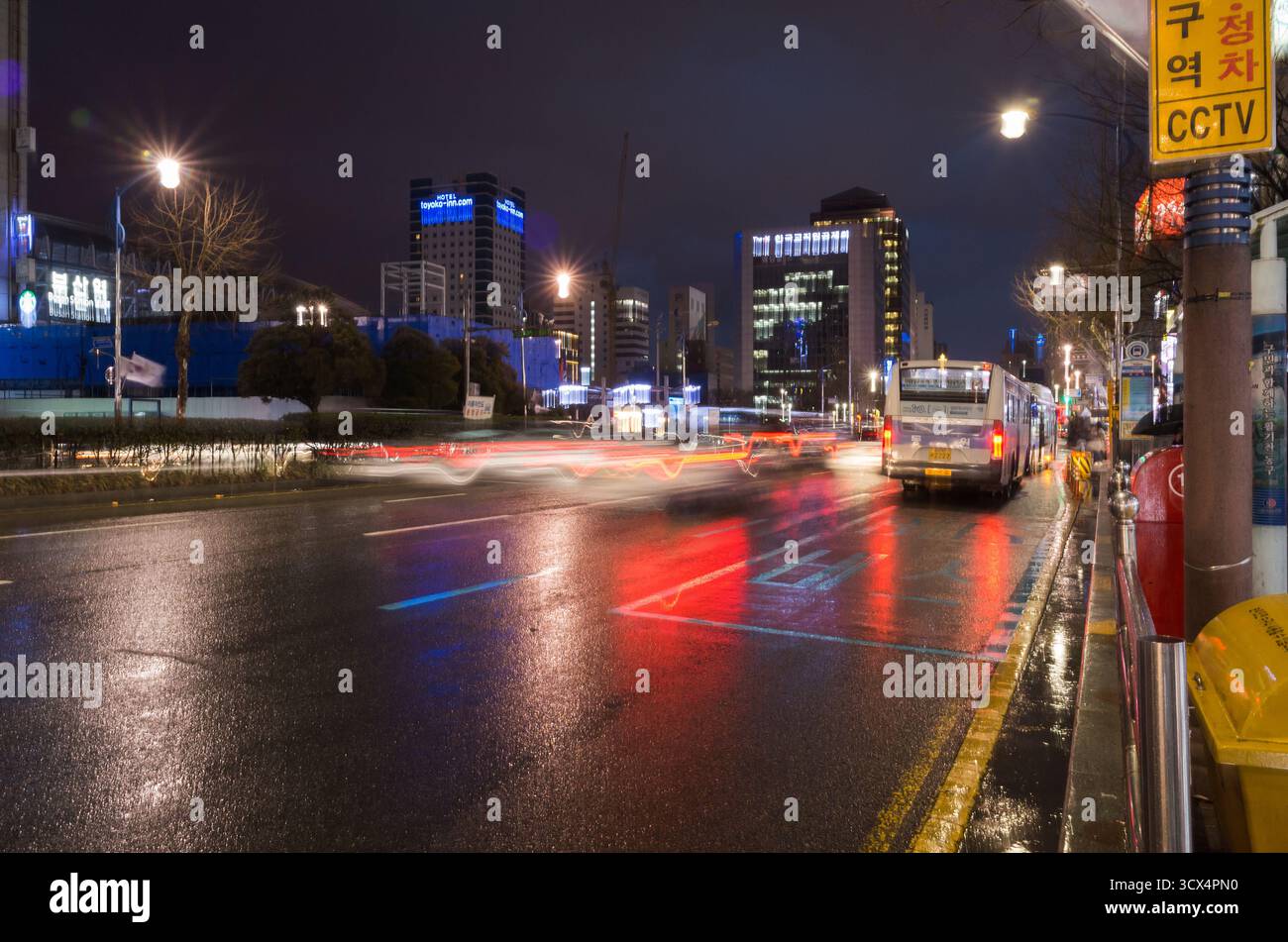 Busan, Südkorea - 19. März 2018: Stadtnächte, Straßenblick mit Neonbeleuchtung und fahrenden Fahrzeugen auf der Straße Stockfoto