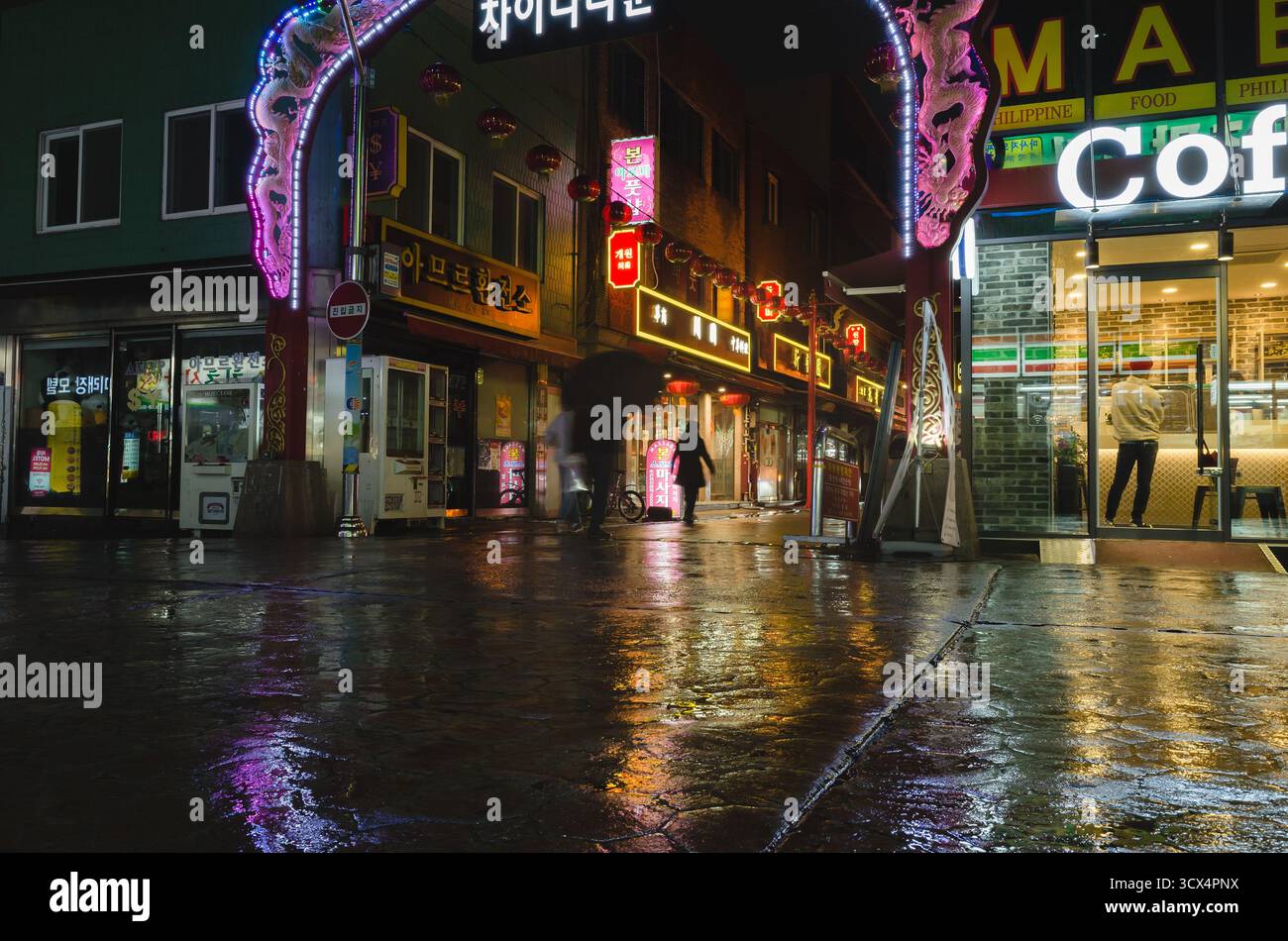 Busan, Südkorea - 19. März 2018: Nächtlicher Straßenblick mit farbenfroher Neonwerbung, Menschen gehen die Straße Stockfoto