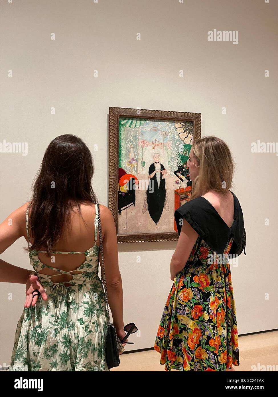 Im Museum of Modern Art in New York City tauchen Besucher in die Kunst ein - Smartphone-aufgenommenes Stockfoto