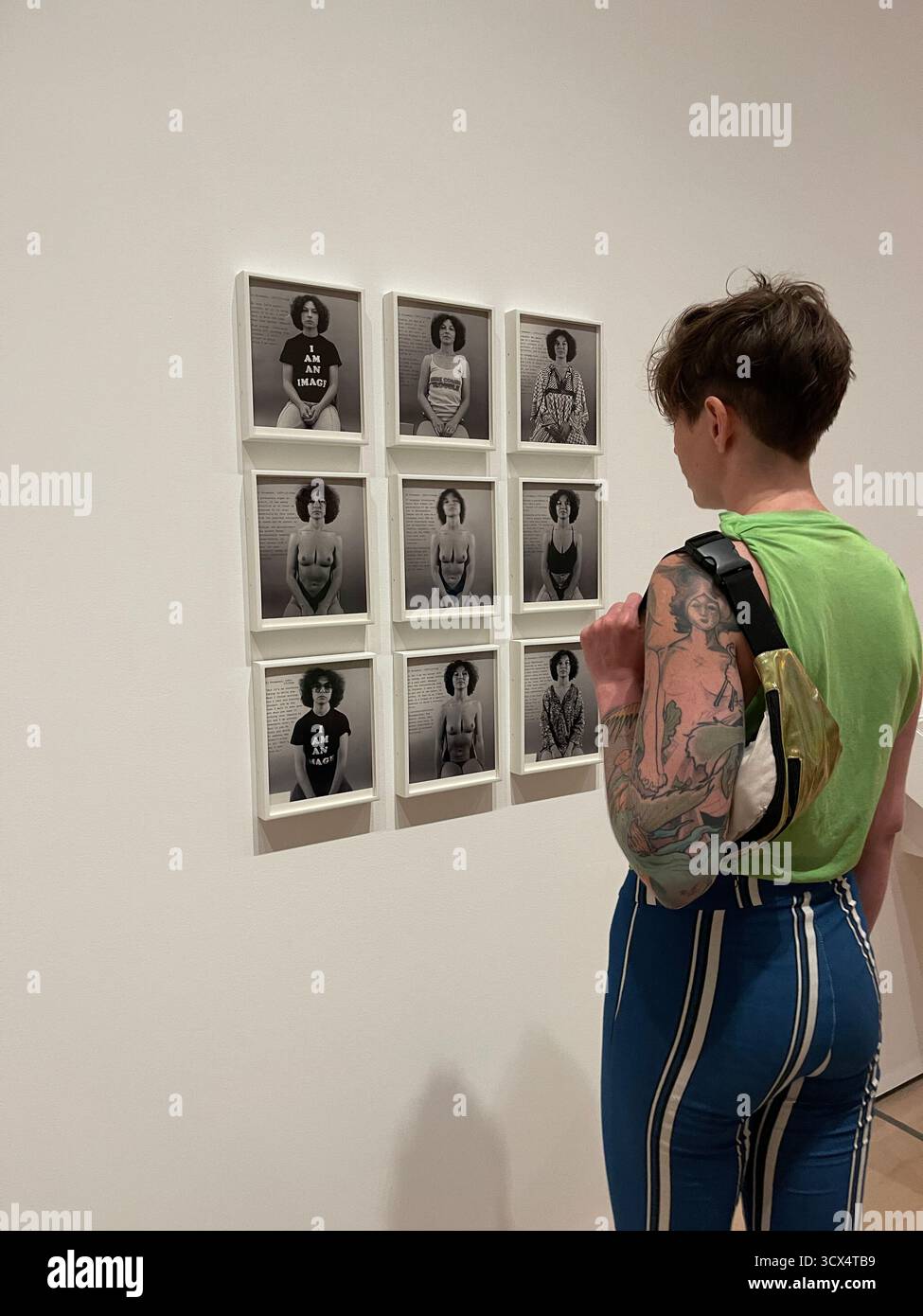 Im Museum of Modern Art in New York City tauchen Besucher in die Kunst ein - Smartphone-aufgenommenes Stockfoto