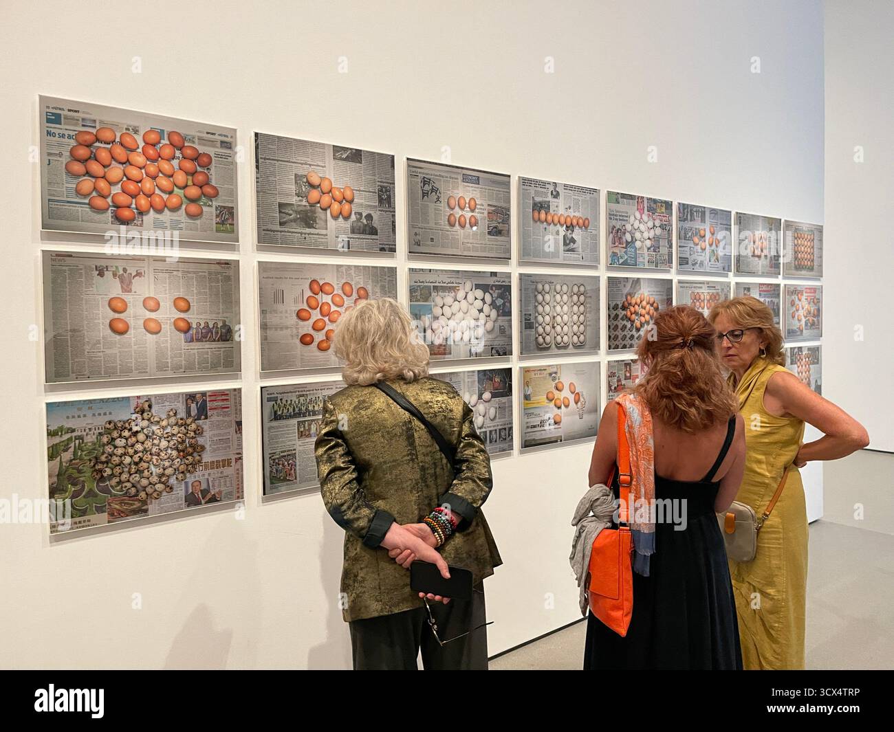 Im Museum of Modern Art in New York City tauchen Besucher in die Kunst ein - Smartphone-aufgenommenes Stockfoto