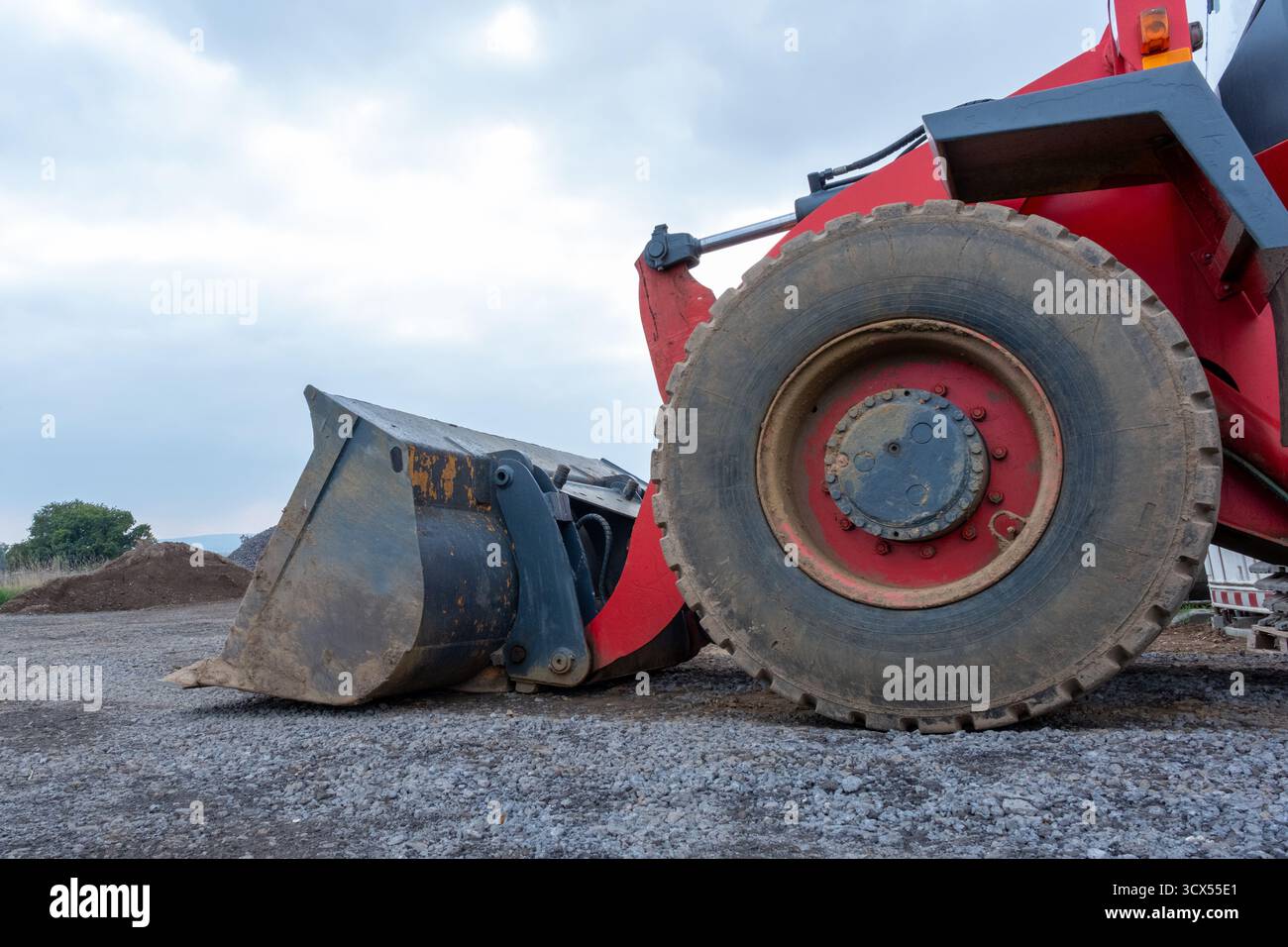 Das Baufahrzeug vor Beginn der Arbeiten ruhen und somit Planung und Fortschritt symbolisieren Stockfoto
