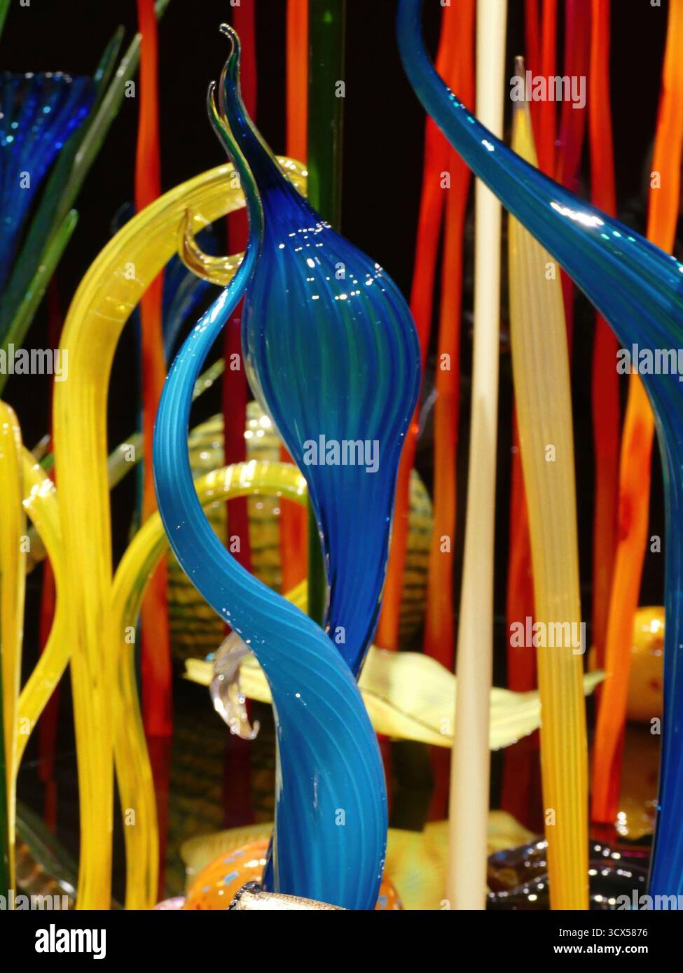 SEATTLE - 25. APR 2025 - farbenfrohe mundgeblasene Glasskulptur mit wirbelnden abstrakten Formen, künstlerischer Brillanz und transformierendem Innenraum Stockfoto