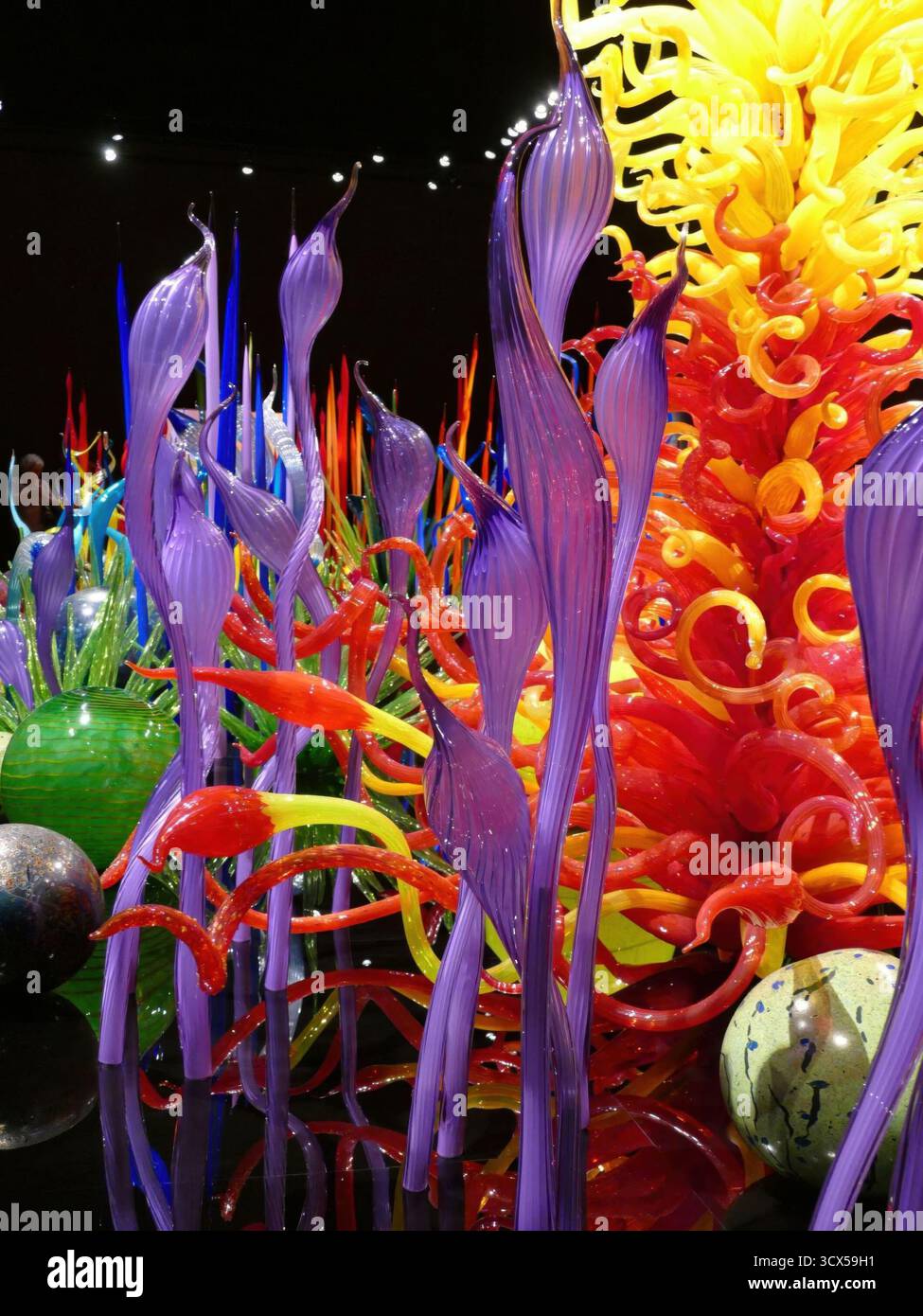 SEATTLE - 25. April 2025 - lebendige mundgeblasene Glasskulpturen, die an Unterwasserpflanzen erinnern, schaffen eine faszinierende Szene mit bunten Stangen und Ranken Stockfoto