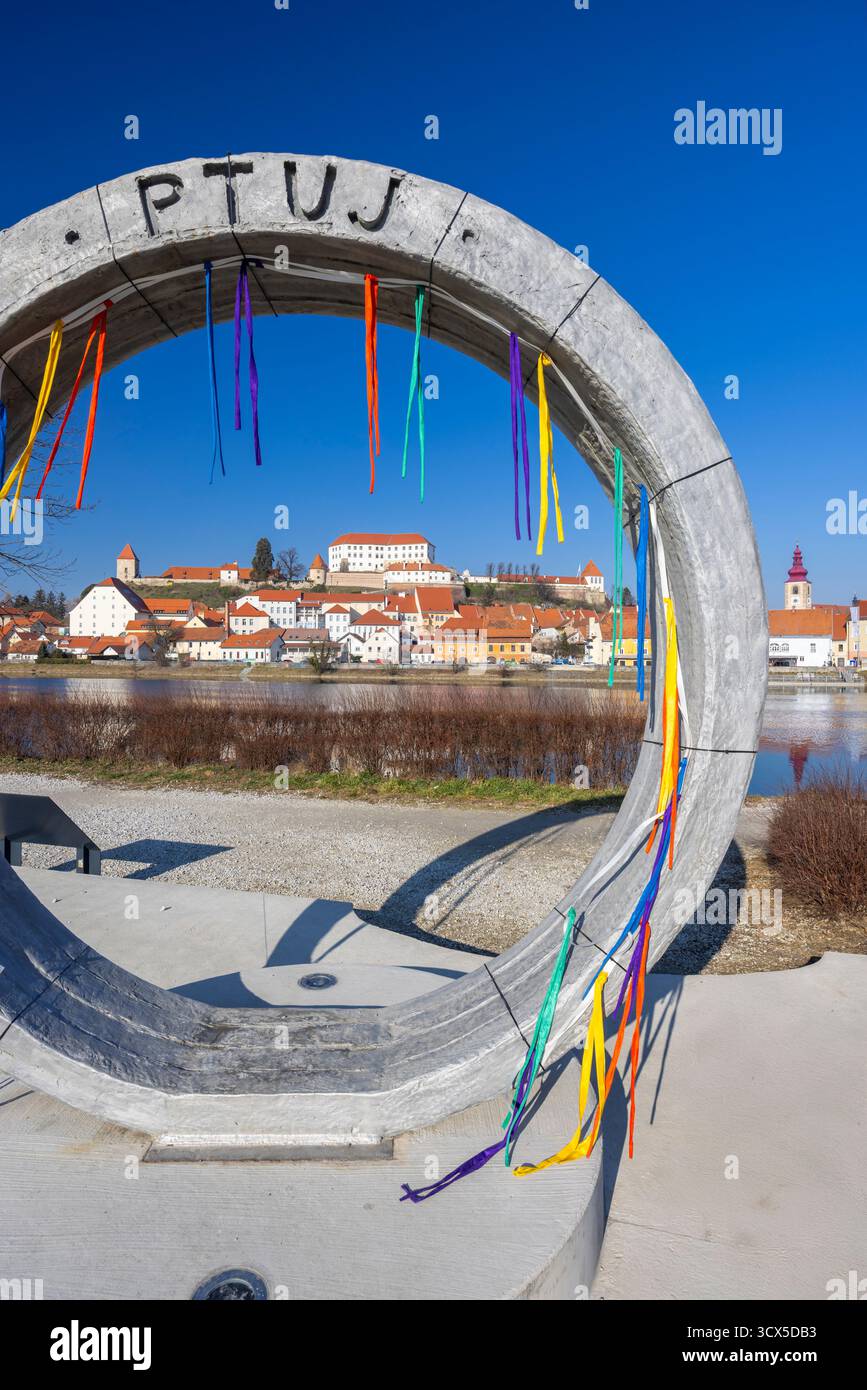 Steinskulptur mit bunten Bändern, die die Stadt Ptuj, Slowenien und die Drau umrahmen Stockfoto