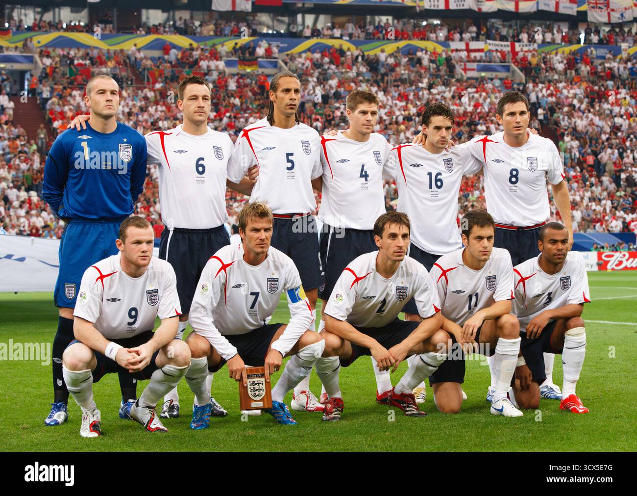 Die elf Englands stehen für ein Mannschaftsfoto vor dem Viertelfinalspiel der FIFA Fussball-Weltmeisterschaft gegen Portugal am 1. Juli 2006 in Gelsenkirchen. Zurück, L-R: Paul Robinson (1), John Terry (6), Rio Ferdinand (5), Steven Gerrard (4), Owen Hargreaves (16), Frank Lampard (8). Vorn, L-R: Wayne Rooney (9), David Beckham (7), Gary Neville (2), Joe Cole (11), Ashley Cole (3). Nur redaktionelle Verwendung. Kommerzielle Nutzung verboten. (Foto: Jonathan Paul Larsen / Diadem Images) Stockfoto