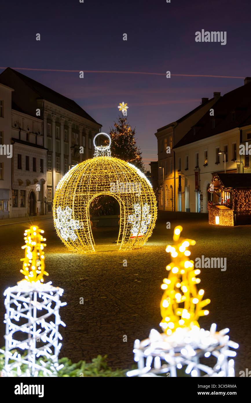 Beleuchtetes Weihnachtsschmuck und Weihnachtsbaum schmücken die Dolni Ceska Straße in Znojmo, Tschechien Stockfoto