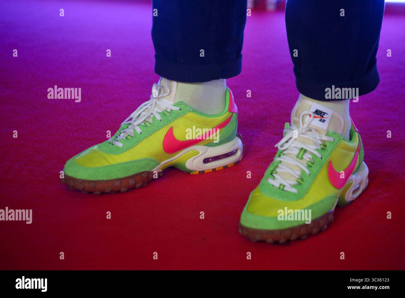 Madrid, Spanien, 13. Oktober 2025: Schauspieler Juan López-Tagle Sneakers während der Premiere „The Dinner“ am 13. Oktober 2025 im Kinépolis Ciudad de la IMAX in Madrid, Spanien. Quelle: Alberto Brevers / Alamy Live News. Stockfoto