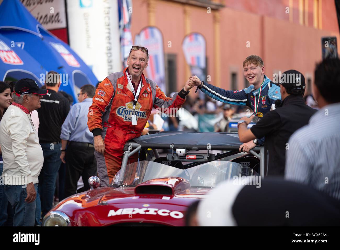 Queretaro, Mexiko. Oktober 2025. Die Fahrer posieren während der Ankunft der Fahrer für die 4. Etappe der 75. Auflage des Panamerikanischen Rennens nach Morelia. Am 12. Oktober 2025 in Queretaro, Mexiko. (Foto: Jose Carrera/ Credit: Eyepix Group/Alamy Live News Stockfoto