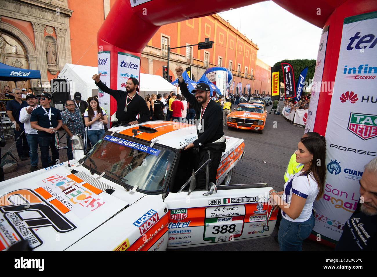 Die Fahrer posieren während der Ankunft der Fahrer für die 4. Etappe der 75. Auflage des Panamerikanischen Rennens nach Morelia. Am 12. Oktober 2025 in Queretaro, Mexiko. (Credit Image: © Jose Carrera/eyepix via ZUMA Press Wire) NUR REDAKTIONELLE VERWENDUNG! Nicht für kommerzielle ZWECKE! Stockfoto