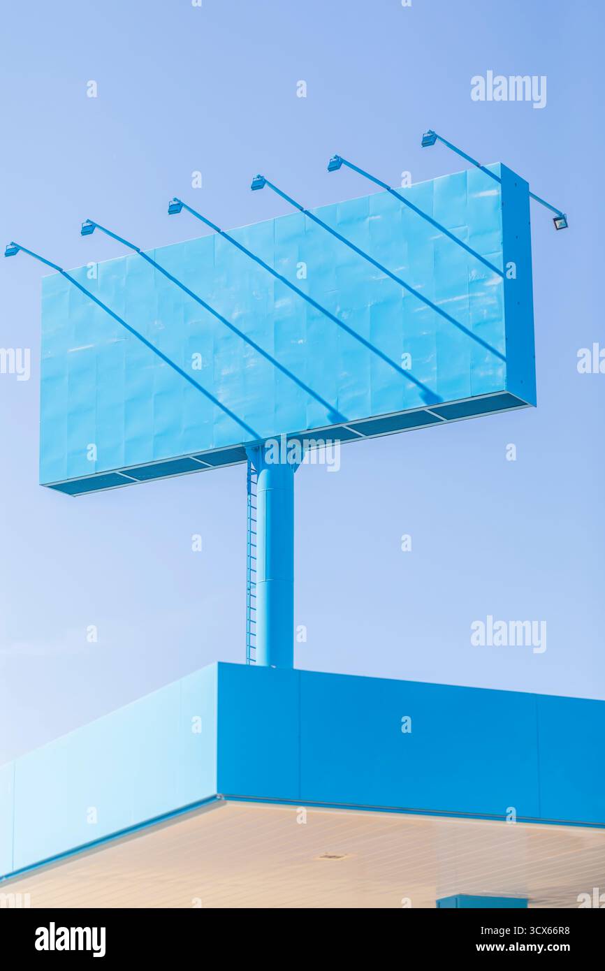 Nachbildung der blauen riesigen Plakatwand an Tankstelle und Tankstelle in der Nähe einer Autobahn, Fokus auf der großen Tafel Stockfoto