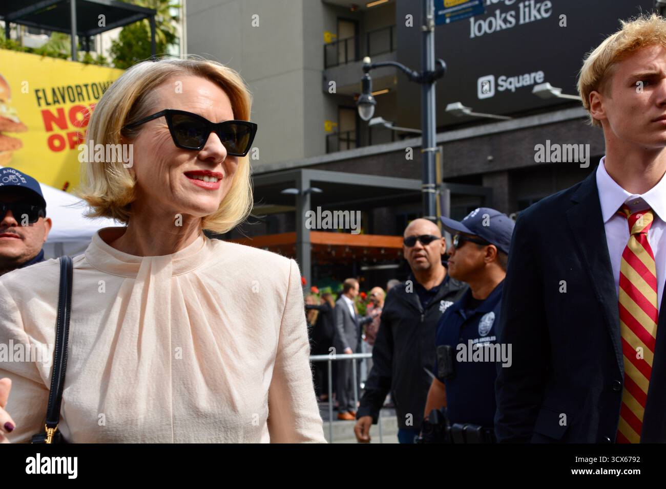 Hollywood, Kalifornien, USA. Oktober 2025. Naomi Watts teilt einen stolzen Moment mit ihrem Sohn Sasha Schreiber bei ihrer Hollywood Walk of Fame Star Zeremonie am 13. Oktober 2025 in Hollywood, Los Angeles, Kalifornien. Quelle: Sharon Graphics/Alamy Live News Stockfoto