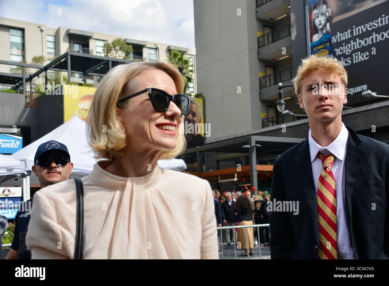 Hollywood, Kalifornien, USA. Oktober 2025. Naomi Watts teilt einen stolzen Moment mit ihrem Sohn Sasha Schreiber bei ihrer Hollywood Walk of Fame Star Zeremonie am 13. Oktober 2025 in Hollywood, Los Angeles, Kalifornien. Quelle: Sharon Graphics/Alamy Live News Stockfoto