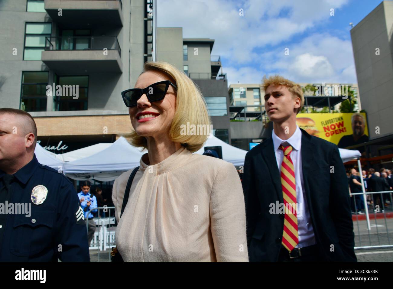 Hollywood, Kalifornien, USA. Oktober 2025. Naomi Watts teilt einen stolzen Moment mit ihrem Sohn Sasha Schreiber bei ihrer Hollywood Walk of Fame Star Zeremonie am 13. Oktober 2025 in Hollywood, Los Angeles, Kalifornien. Quelle: Sharon Graphics/Alamy Live News Stockfoto
