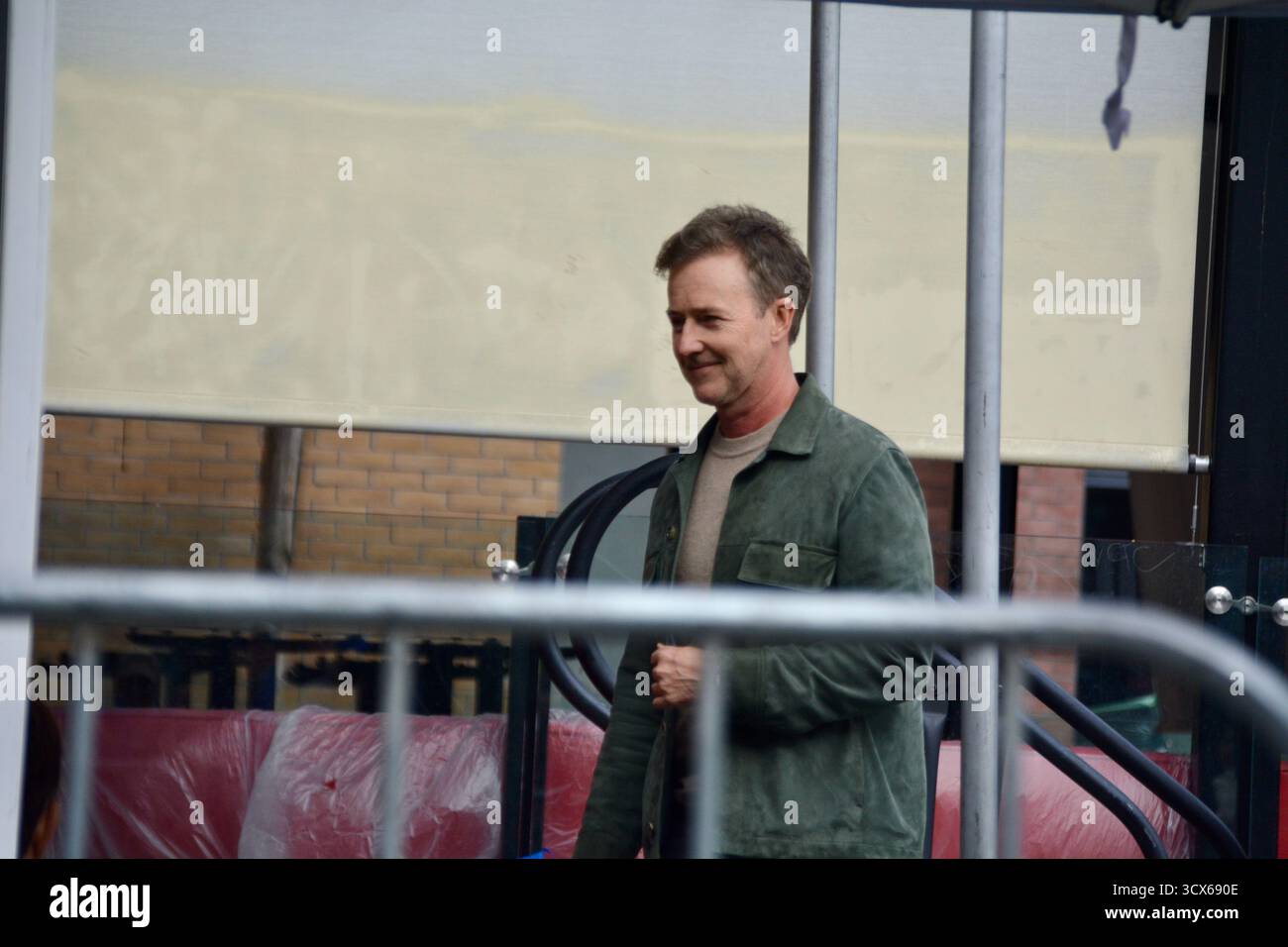 Hollywood, Kalifornien, USA. Oktober 2025. Edward Norton nimmt am 13. Oktober 2025 an der Hollywood Walk of Fame-Star-Zeremonie von Naomi Watts in Hollywood, Los Angeles, Kalifornien, Teil. Quelle: Sharon Graphics/Alamy Live News Stockfoto