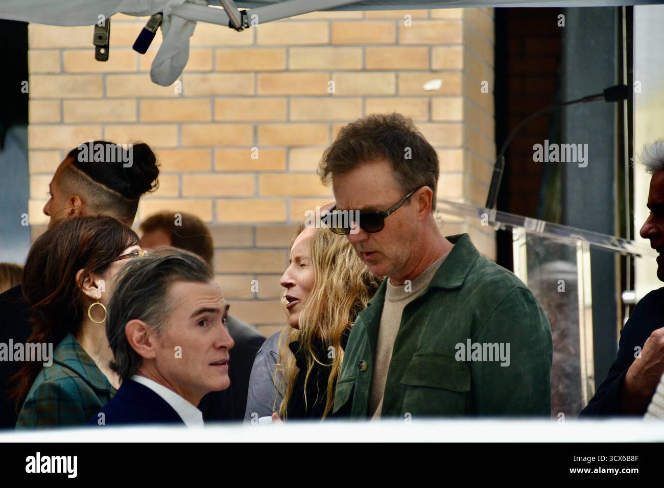 Hollywood, Kalifornien, USA. Oktober 2025. Billy Crudup spricht mit Edward Norton während der Hollywood Walk of Fame-Star-Zeremonie von Naomi Watts am 13. Oktober 2025 in Hollywood, Los Angeles, Kalifornien. Quelle: Sharon Graphics/Alamy Live News Stockfoto