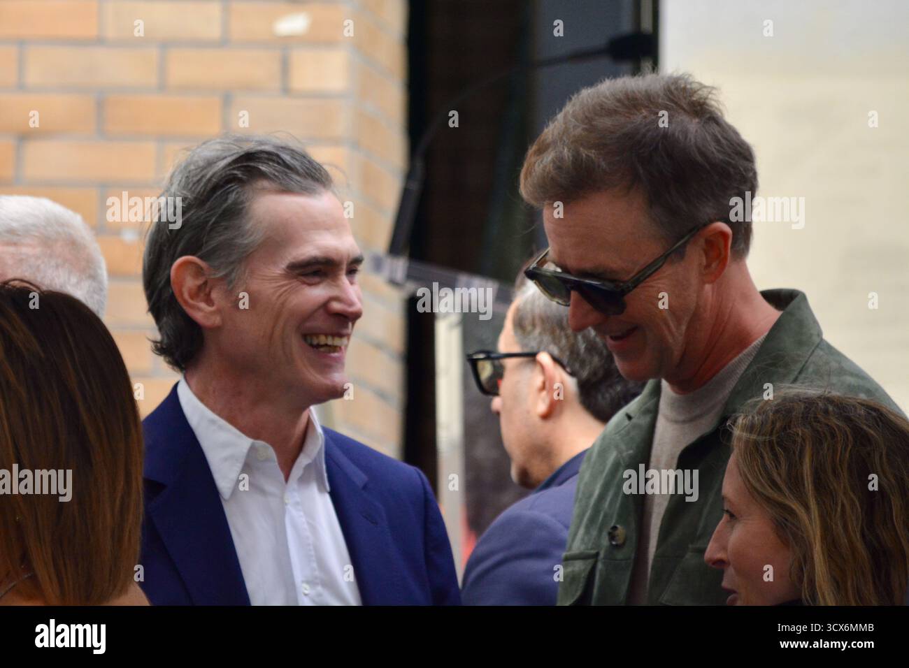 Hollywood, Kalifornien, USA. Oktober 2025. Billy Crudup spricht mit Edward Norton während der Hollywood Walk of Fame-Star-Zeremonie von Naomi Watts am 13. Oktober 2025 in Hollywood, Los Angeles, Kalifornien. Quelle: Sharon Graphics/Alamy Live News Stockfoto