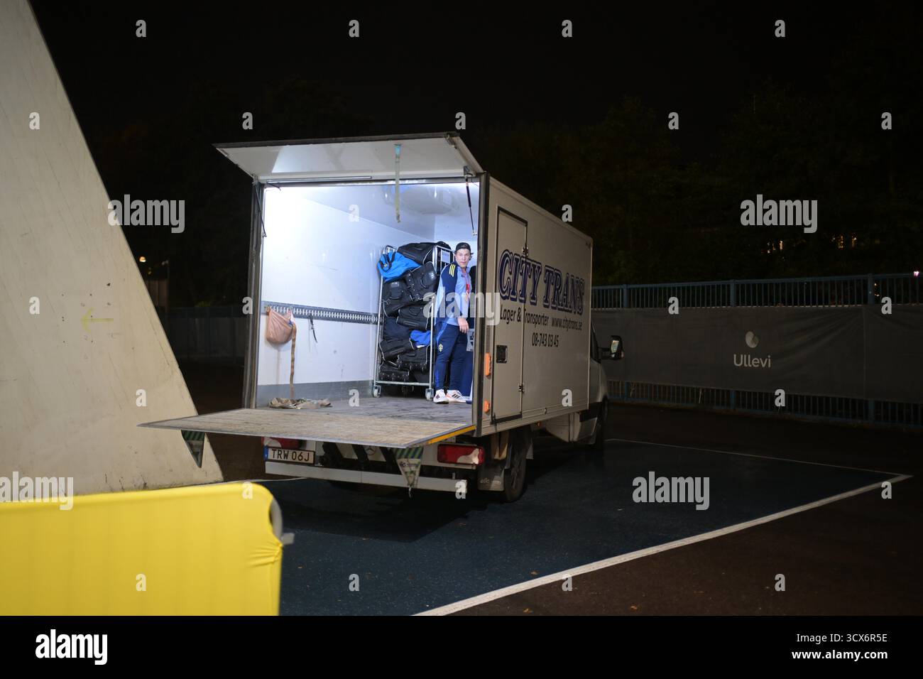 GÖTEBORG, SCHWEDEN 20251014Der Materialmanager packt nach dem Qualifikationsspiel zur WM am Montag in der Gruppe B zwischen Schweden und Kosovo in Ullevi, 13. Oktober 2025 in Göteborg, Schweden. Foto: Björn Larsson Rosvall/TT/Code 9200 dieser Text ist automatisch übersetzt Credit: TT News Agency/Alamy Live News Stockfoto