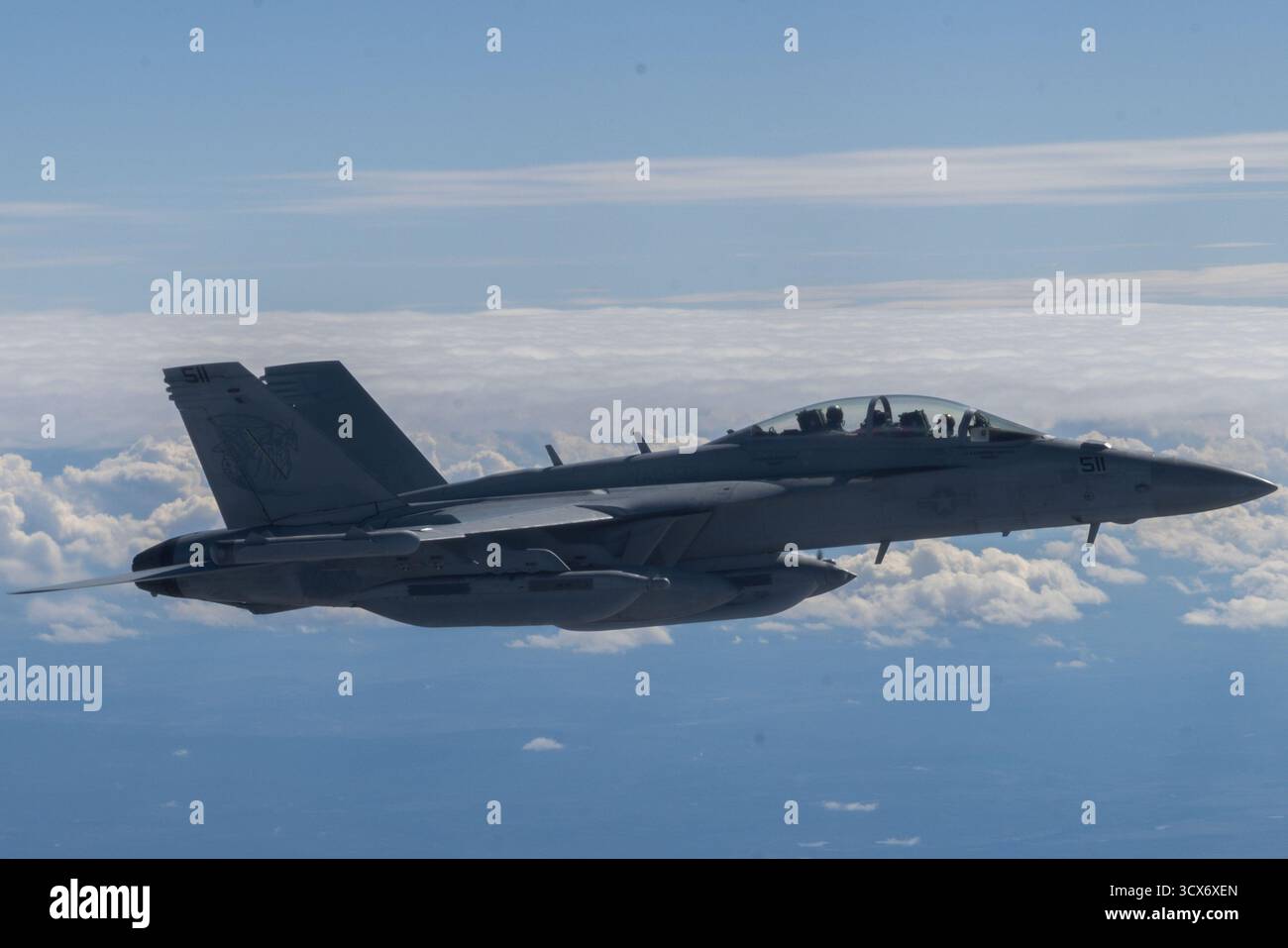 Ein EA-18G Growler der U.S. Navy, der der Electronic Attack Squadron (VAQ) 132 zugewiesen ist, fliegt am 18. Juli über Alaska während der Übung Red Flag Alaska 25 über Alaska Stockfoto