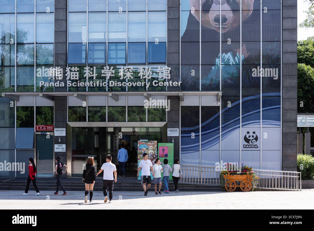 Chengdu, China – 28. September 2018: Besucher betreten das Panda Scientific Discovery Center in der Chengdu Research Base of Giant Panda Breeding. Stockfoto