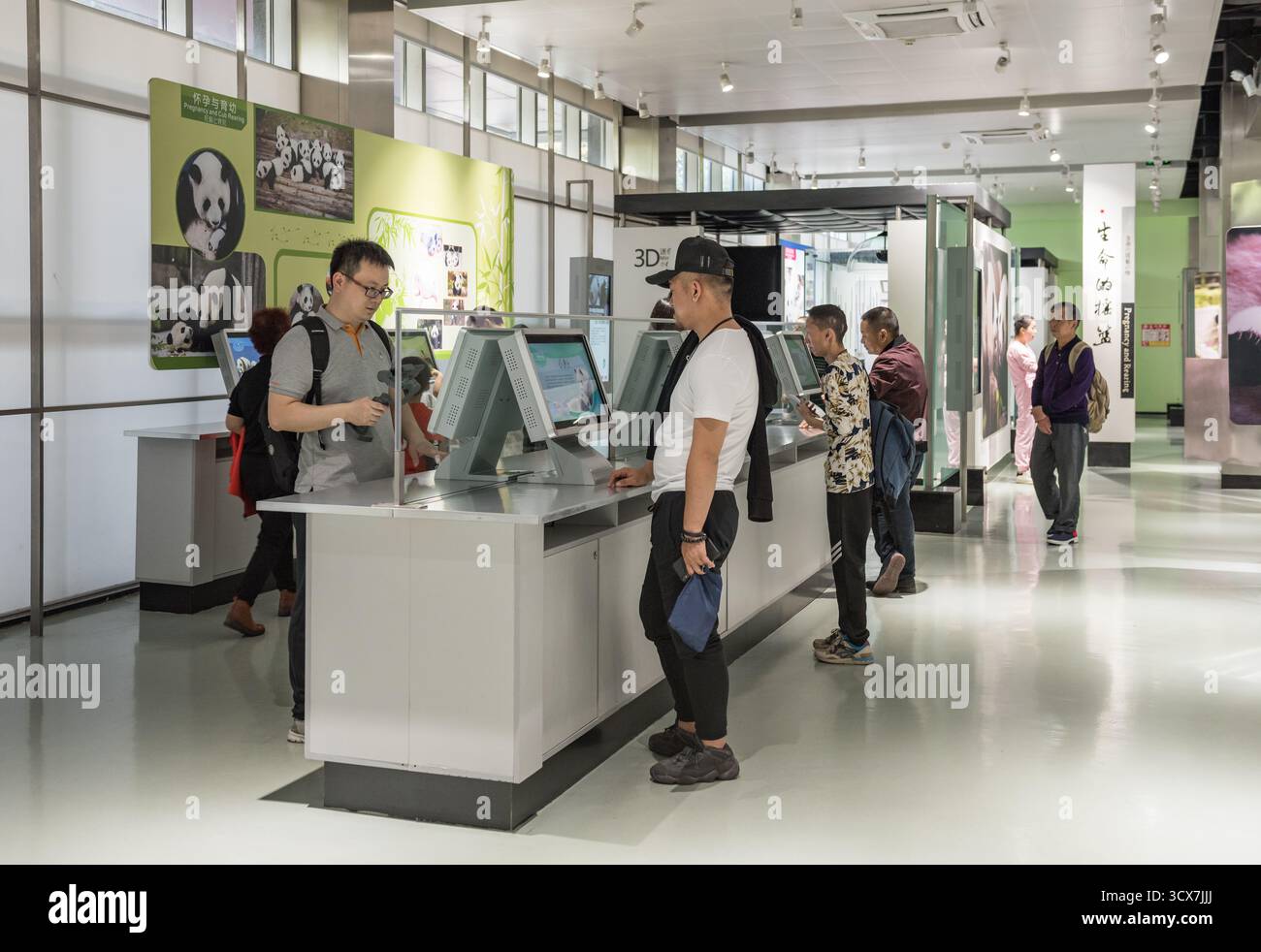 Chengdu, China – 28. September 2018: Besucher erkunden das Panda Scientific Discovery Center in der Chengdu Research Base of Giant Panda Breeding. Stockfoto