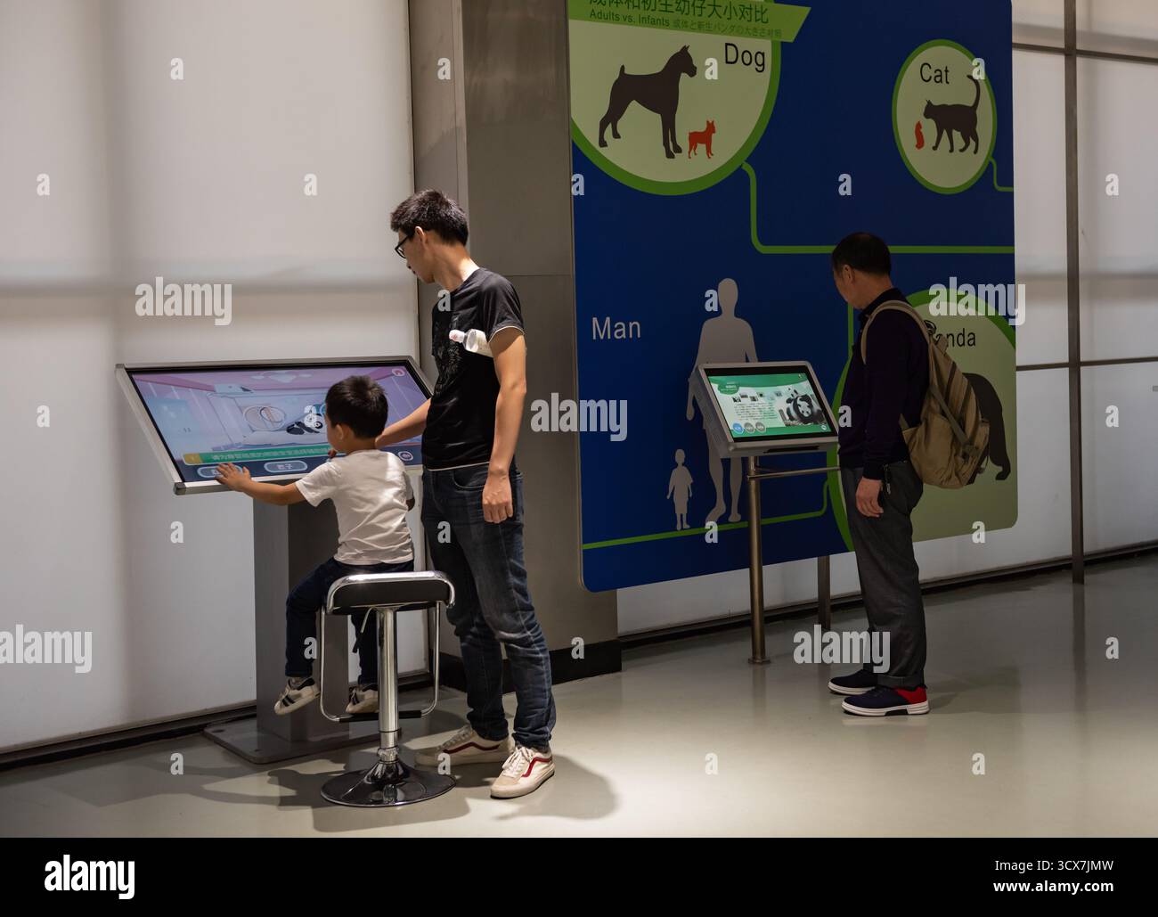 Chengdu, China – 28. September 2018: Besucher erkunden das Panda Scientific Discovery Center in der Chengdu Research Base of Giant Panda Breeding. Stockfoto