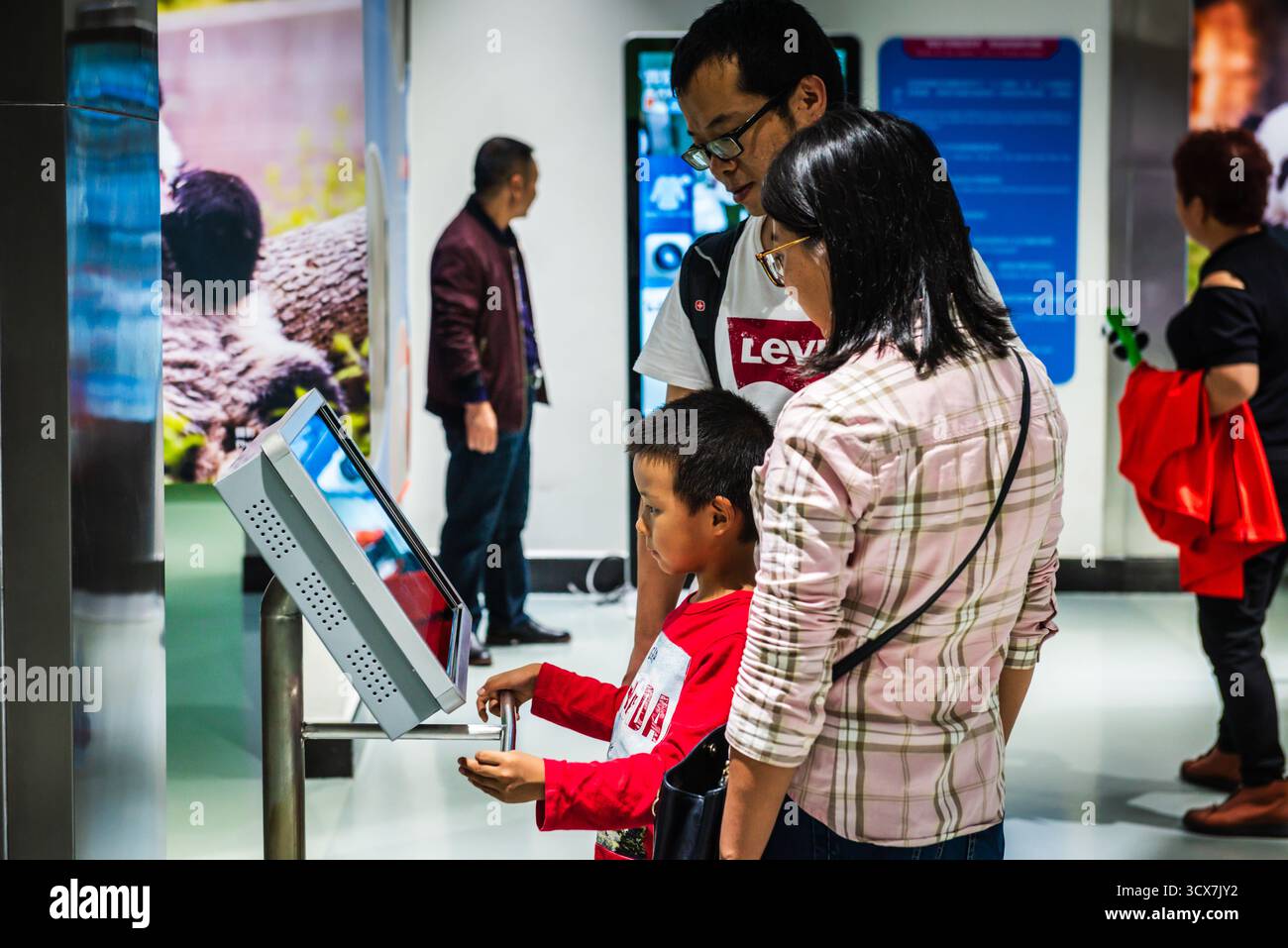 Chengdu, China - 28. September 2018: Familienlernen im Panda Scientific Discovery Center der Chengdu Research Base of Giant Panda Breeding. Stockfoto