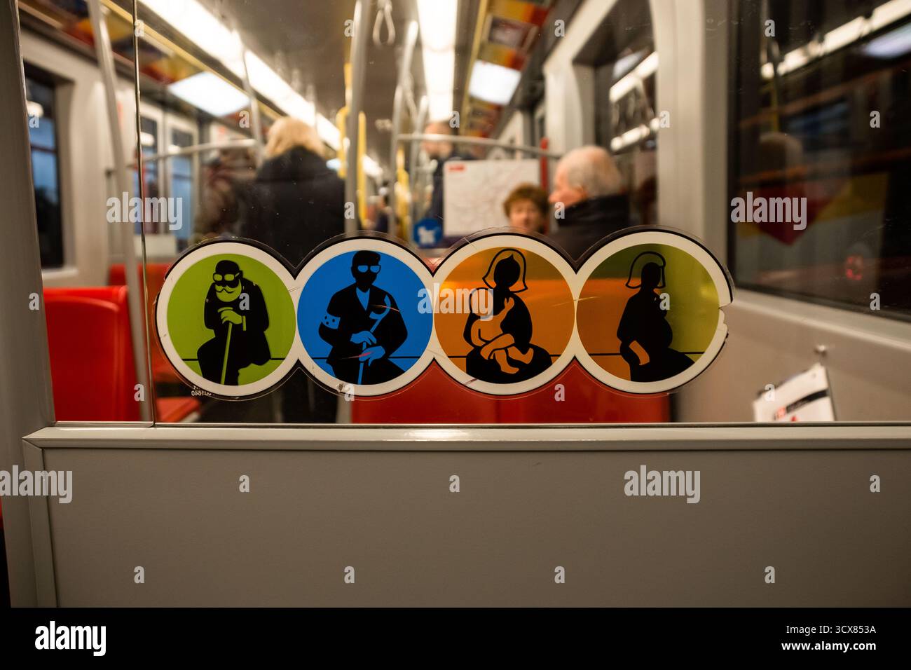 Wien, Österreich - 06. Januar 2015 - Warnschilder für vorrangige Sitzplätze in öffentlichen Verkehrsmitteln für ältere und behinderte Passagiere. Stockfoto