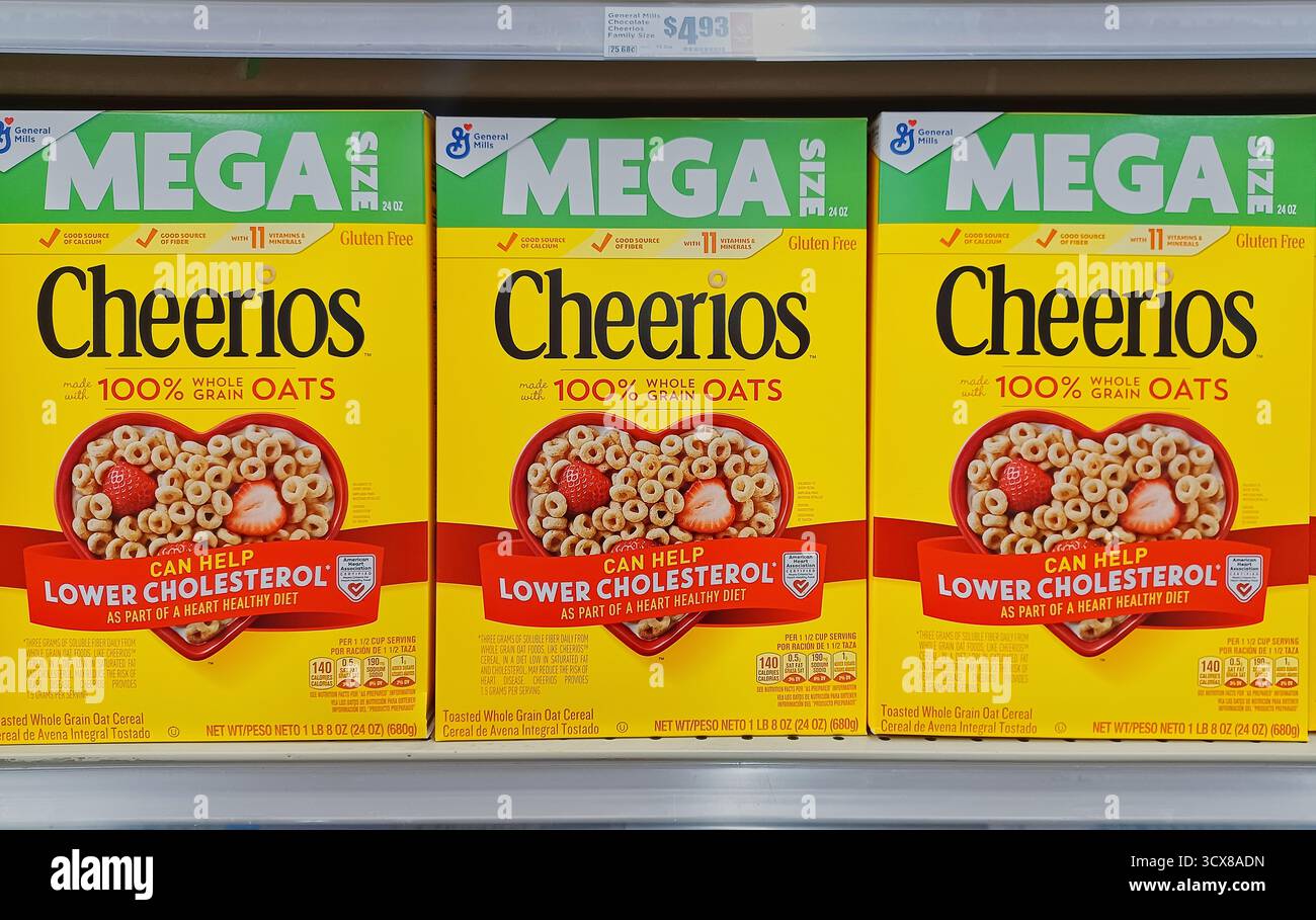 Houston, Texas, USA 10-08-2025: Cheerios-Müsliboxen in Megagröße senken den Cholesterinspiegel im Supermarkt. Stockfoto
