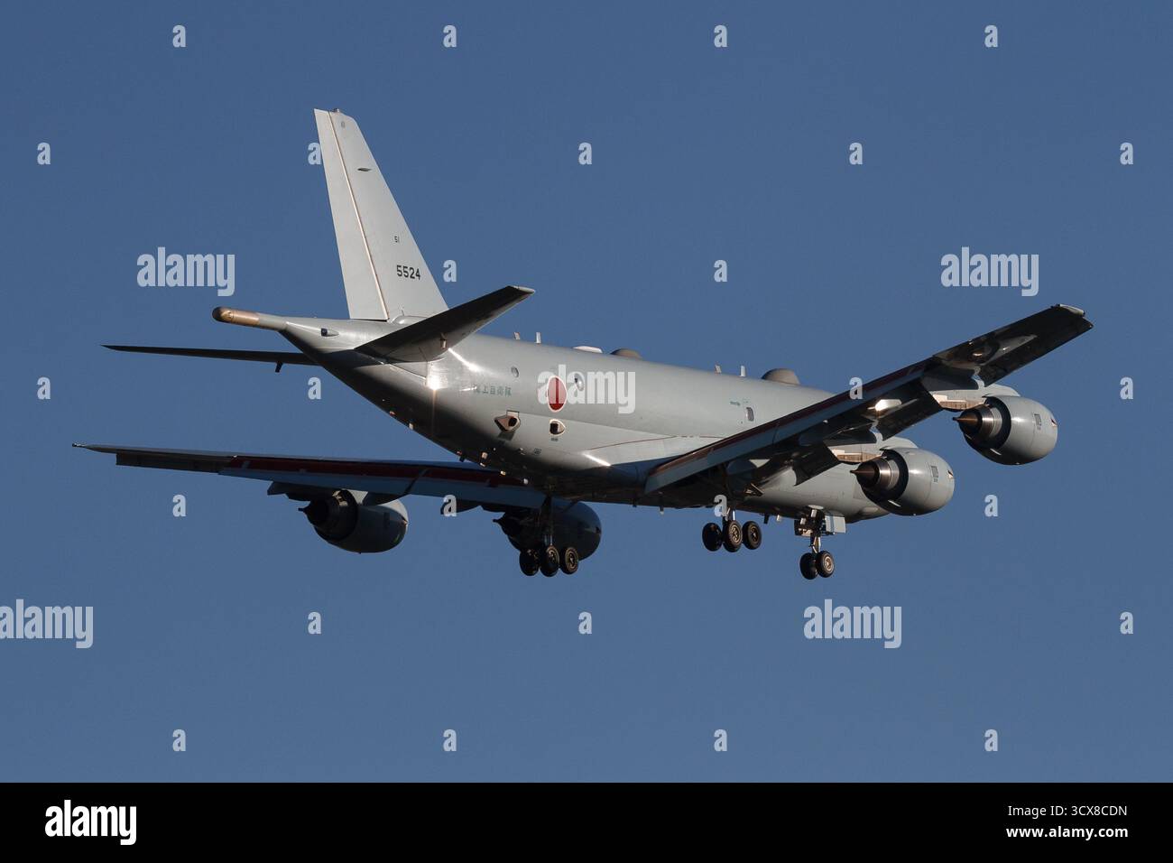 Das Schweif einer japanischen Marine Defense Force (JMSDF) Kawasaki P1 Maritime Patrouillenflugzeug, das die Antenne des magnetischen Anomalie-Detektors (MAD) zeigt, Japan Stockfoto