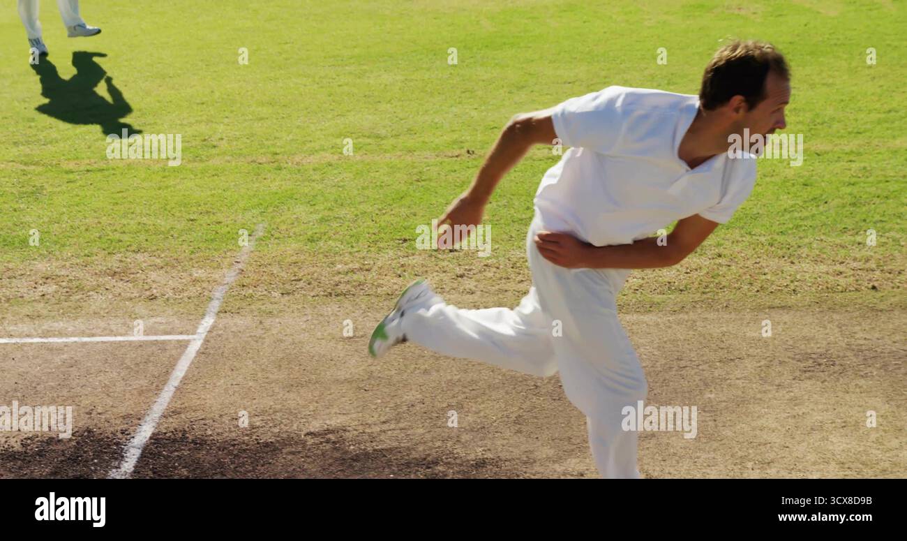 Bowling-Cricketer mit Ball auf dem Cricketfeld, mit Faltenlinien und lebhaftem Außenfeld Stockfoto