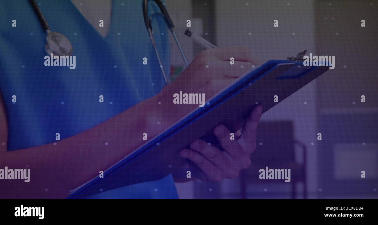 Schreibender männlicher Arzt in blauem Peeling Stethoskop, Notizen im Klinikkorridor, mit Klemmbrett, Stift Stockfoto