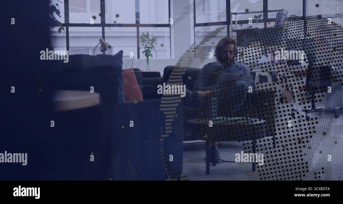 Männlicher Büroangestellter mit Laptop auf Sofa in der Bürolounge, mit Topfpflanzen, Kopierraum Stockfoto