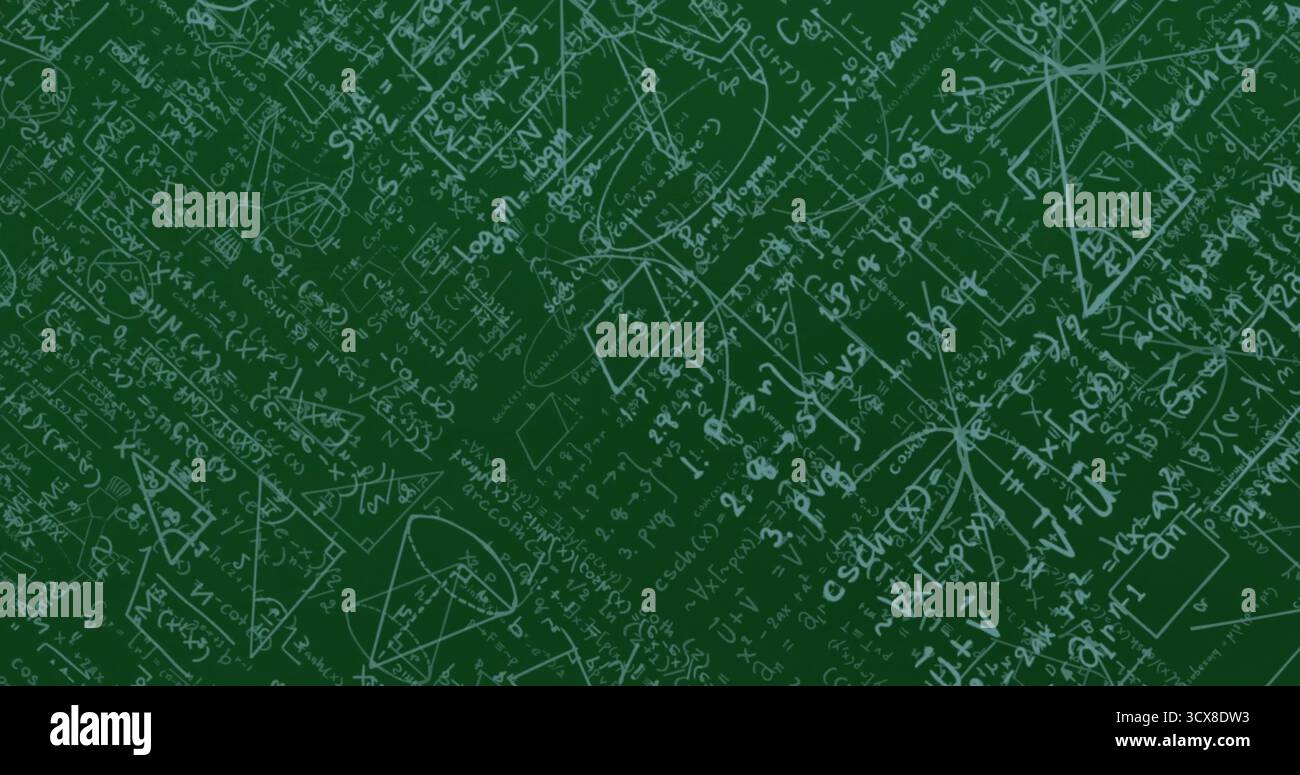 Formeln und Formen von weißer Kreide auf grünem Tafel im Klassenzimmer mit mathematischem Inhalt Stockfoto