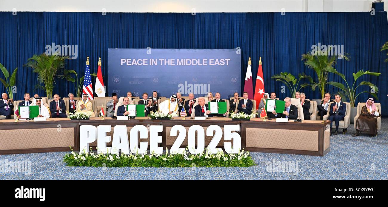 (251014) -- PEKING, 14. Oktober 2025 (Xinhua) -- der ägyptische Präsident Abdel Fattah al-Sisi (2. L, Front), US-Präsident Donald Trump (2. R, Front), der türkische Präsident Recep Tayyip Erdogan (1. R, Front) und der Emir von Katar, Scheich Tamim bin Hamad Al Thani (1. L, Front) zeigen das unterzeichnete Dokument zur Unterstützung des Waffenstillstands in Gaza während des Waffenstillstands am 13. Oktober 2025 in Scheichs. Ein Dokument zur Unterstützung des kürzlich erreichten Waffenstillstandsabkommens in Gaza wurde hier am Montag von den vier Vermittlern unterzeichnet, allerdings ohne die Anwesenheit Israels oder der Hamas. (Ägyptische Präs Stockfoto