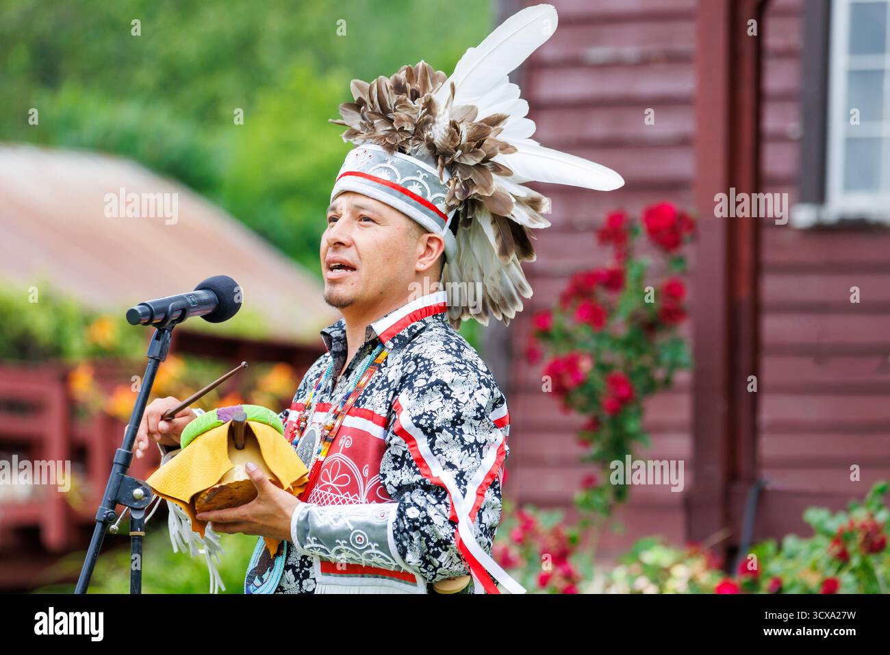 Chris Thomas, Onondaga Nation, Beaver Clan, teilt soziale Lieder mit der Öffentlichkeit während kultureller Veranstaltungen. Stockfoto