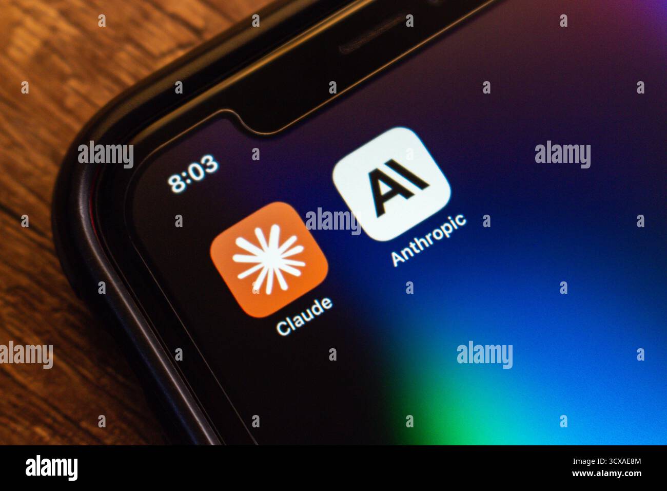 Makroaufnahme eines Smartphone-Bildschirms, der Claude und Anthropic KI-Apps zeigt, wobei ein fortschrittliches llm hervorgehoben wird, das mit dem Fokus auf ethische Innovation entwickelt wurde. Stockfoto