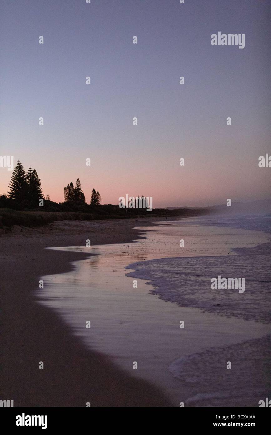 Lennox Head Beach bei Sonnenuntergang Stockfoto