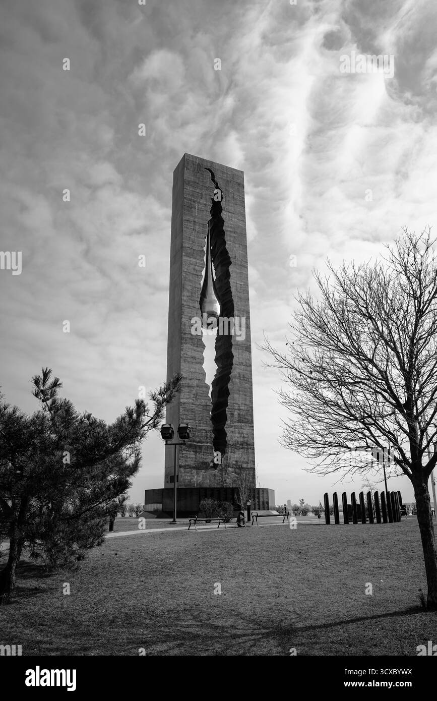 Bayonne, New Jersey – 14. März 2025: Das Tears Drop 9-11 Memorial erhebt sich vor einem bewölkten Himmel, seine reflektierende Skulptur in Schwarz-weiß Stockfoto
