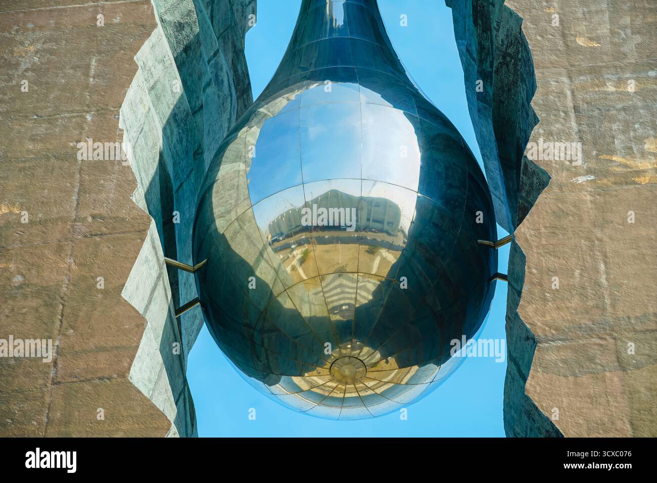 Bayonne, New Jersey – 14. März 2025: Detaillierte Ansicht der Spiegelskulptur des Tearn Drop Memorial, die den umliegenden Park reflektiert Stockfoto