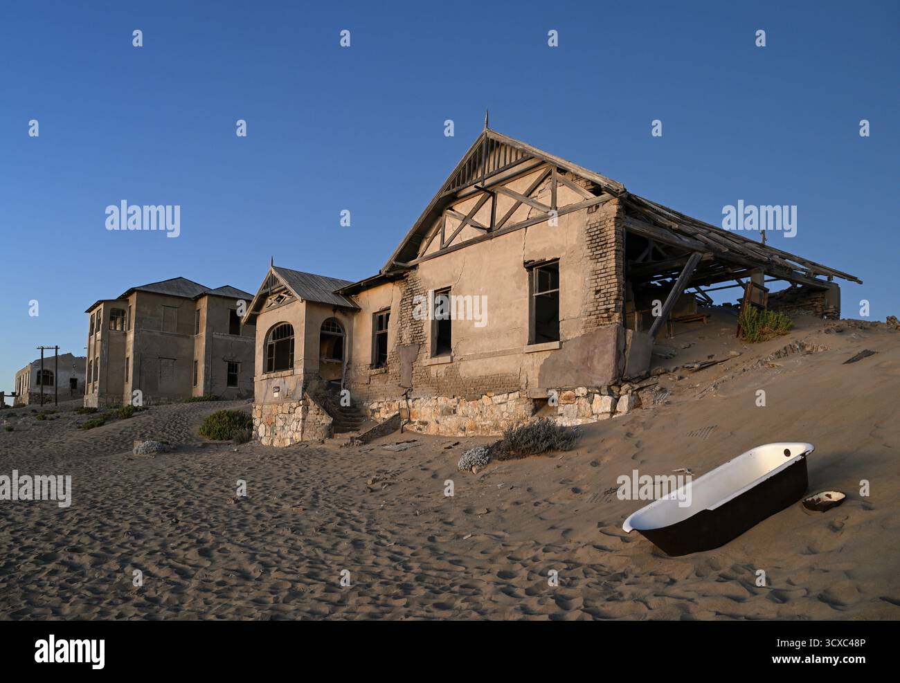 Badewanne im Sand vor dem Haus des Lehrers, blaue Stunde, Kolmanskop, bei Lüderitz, Karas Region, Namibia Stockfoto