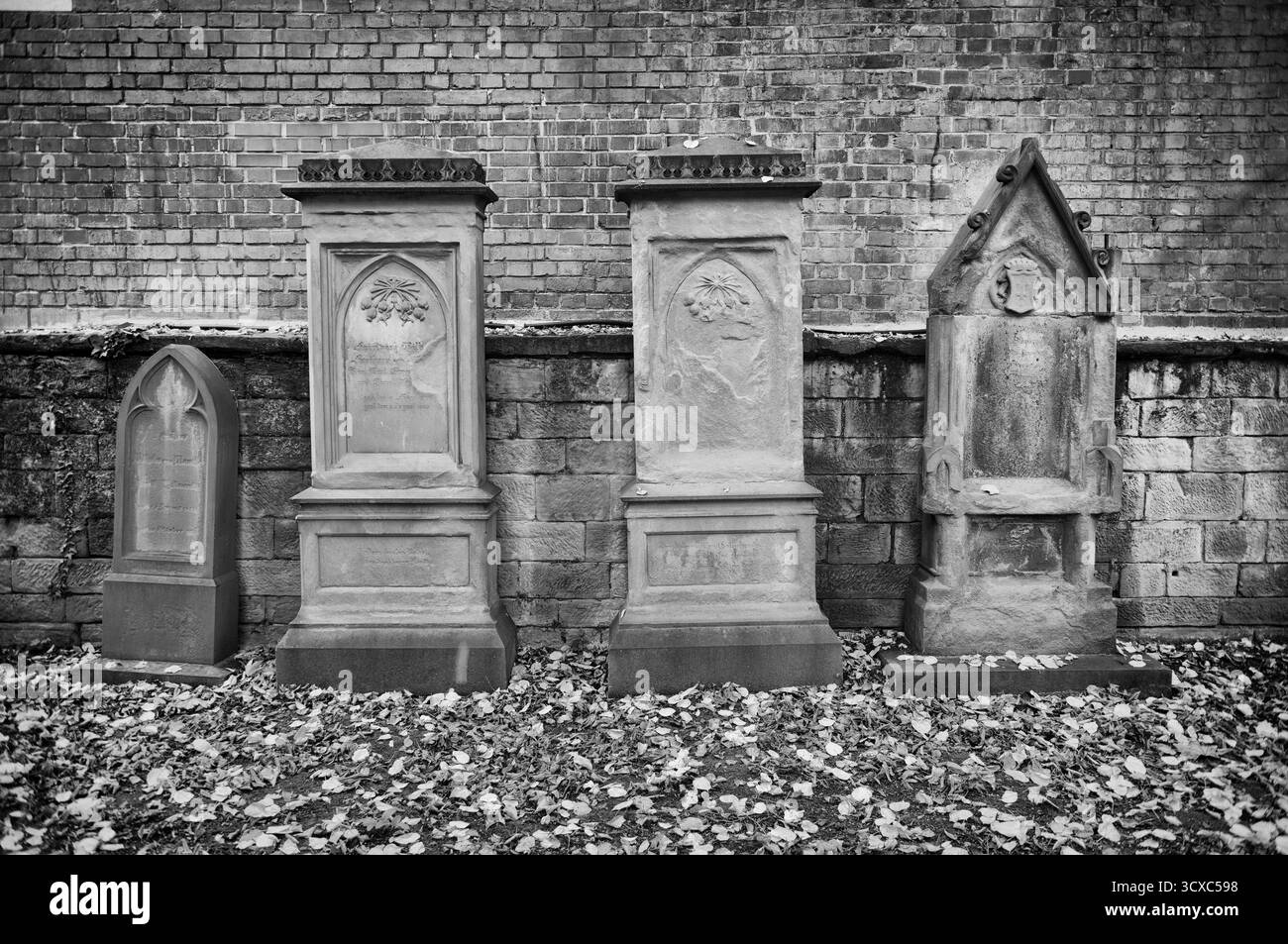 Grabsteine, Grab, Gräber, Friedhof Hoppenlauf, ältester erhaltener Friedhof Stuttgarts, Herbstlaub, Herbst, Herbst, Herbst, schwarz-weiß, Baden-Wuert Stockfoto