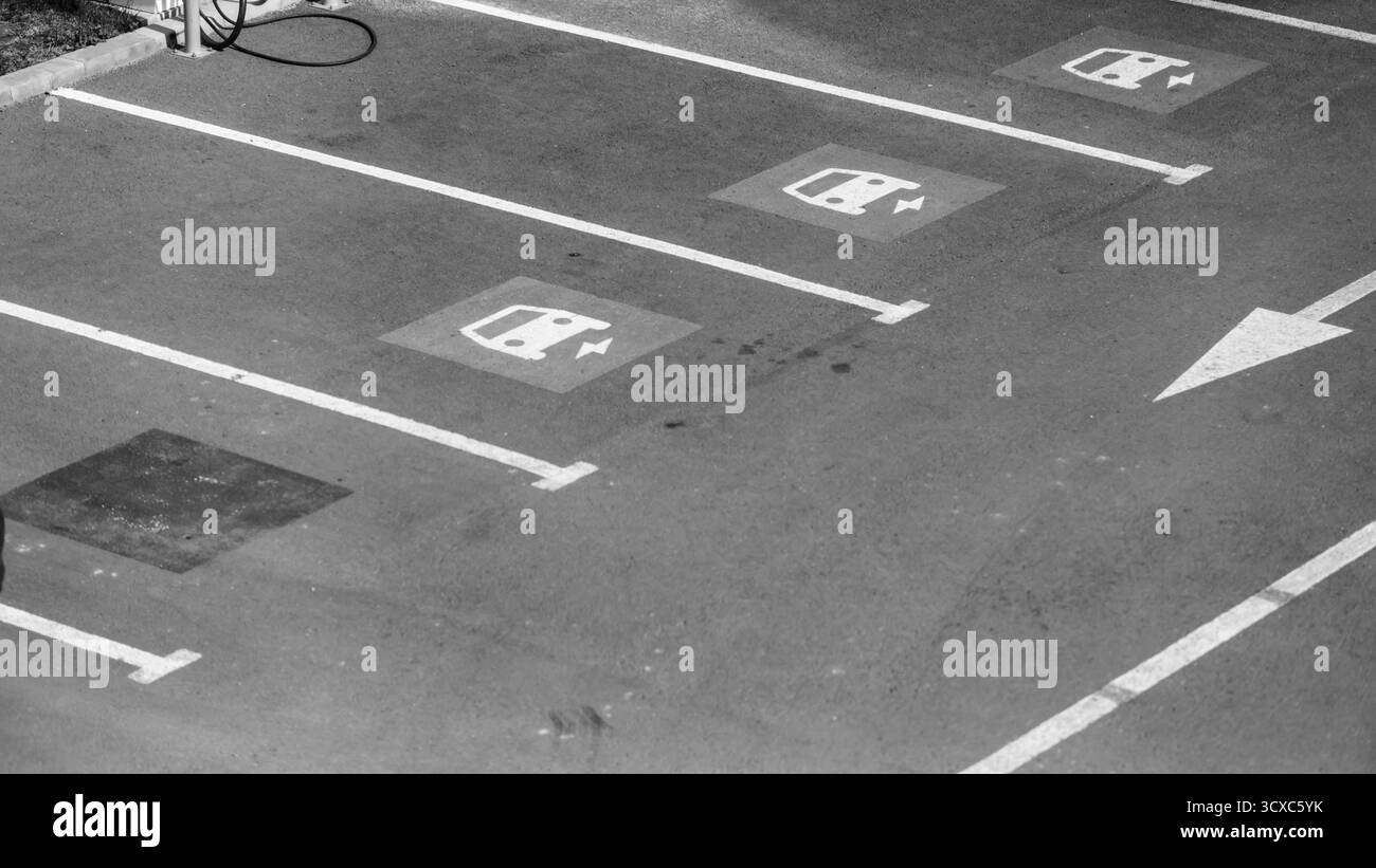 Parkplätze auf einem für Elektrofahrzeuge reservierten Parkplatz. Stockfoto