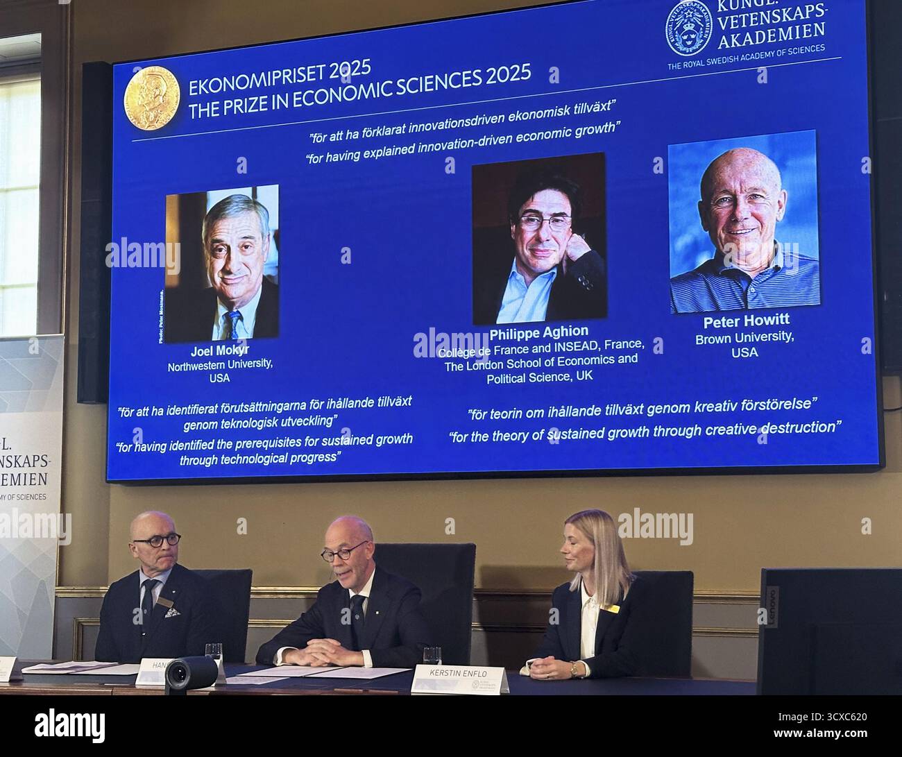Die Königlich Schwedische Akademie der Wissenschaften gibt die drei Gewinner des Nobelpreises für Wirtschaftswissenschaften bekannt – Joel Mokyr von der Northwestern University, Philippe Aghion vom College de France und Peter Howitt von der Brown University – am 13. Oktober 2025 in Stockholm. (Kyodo)==Kyodo Photo via Credit: Newscom/Alamy Live News Stockfoto