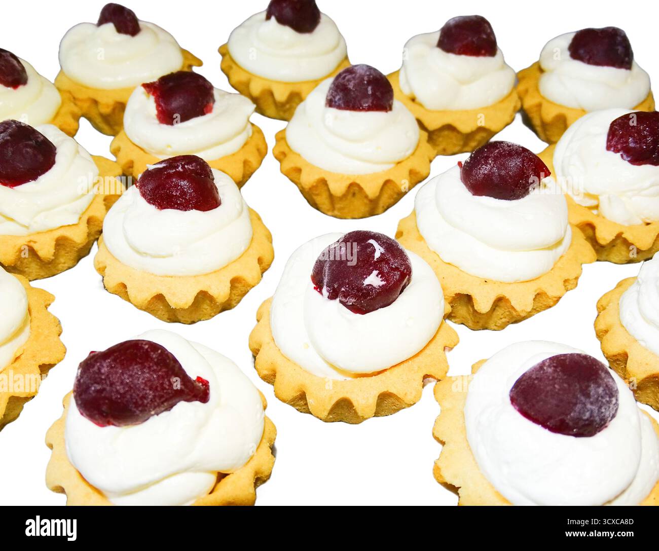 Torten mit Vanillecreme und Kirsche Stockfoto