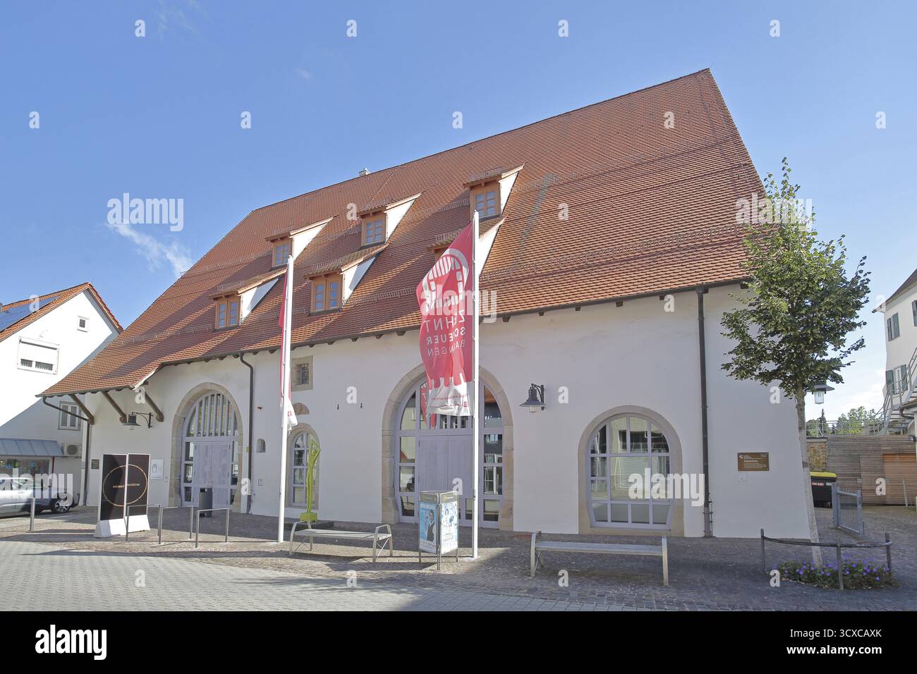Historische Zehntschäune mit Fahnen, Museum, Zehntschäune, Balingen, Schwäbische Alb, Baden-Württemberg, Deutschland Stockfoto