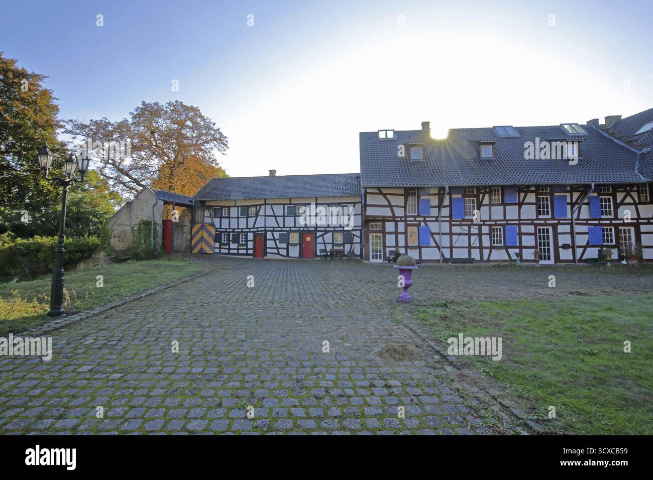 Fachwerkhaus im Innenhof der im 14. Jahrhundert errichteten Kleeburg-Burg, Wasserschloss Weidesheim, Euskirchen, Vordereifel, Eifel Stockfoto